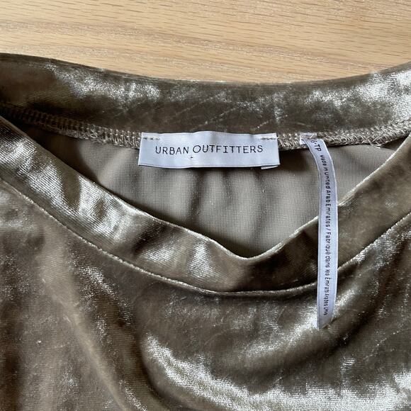 URBAN OUTFITTERS NWT Cropped Short Sleeve Velvet Tee // XS - Picture 5 of 8